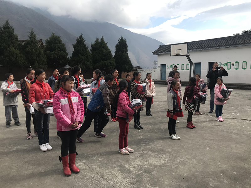 yl34511线路中心成都校友会赴川西送温暖2.jpg